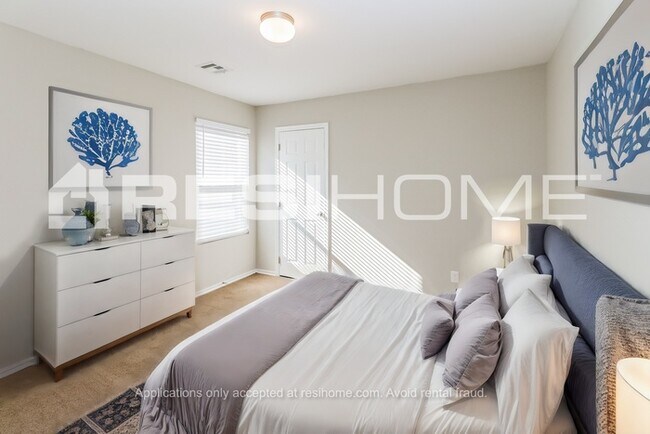Building Photo - 916 Klare Ln
