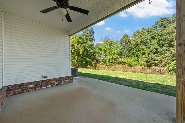 Building Photo - Luxury Meets Comfort: 5-Bed Beauty with Ch...