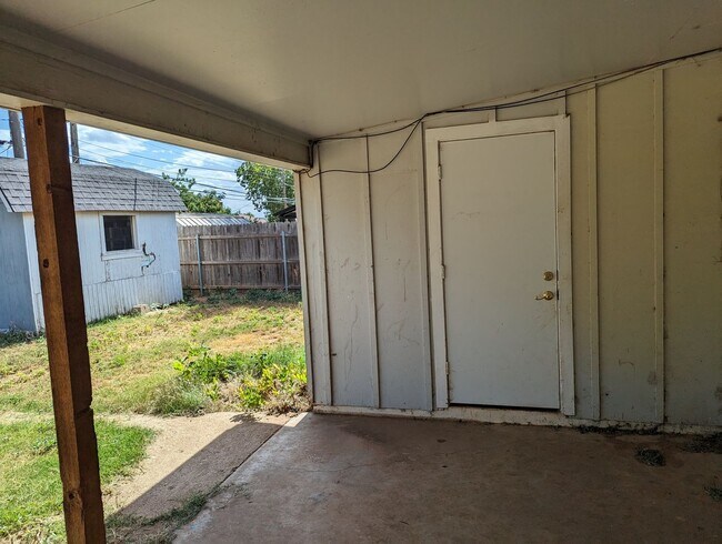 Building Photo - Large Updated 4 Bedroom Home Off University