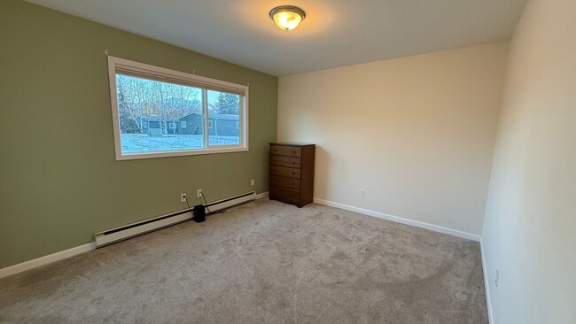 Building Photo - 2 Bedroom Updated Ranch Condo w/Vaulted Ce...