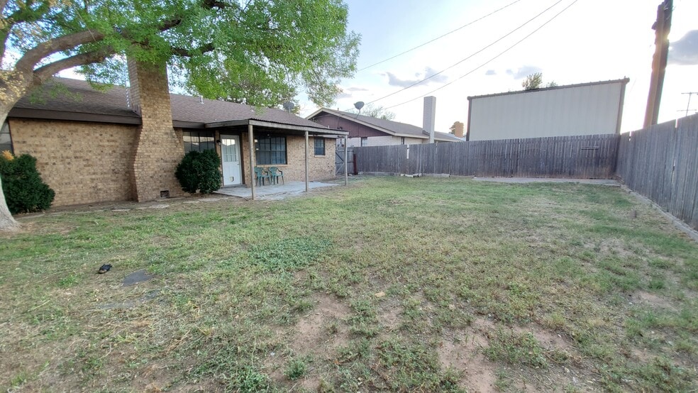 Building Photo - 2042 Magill St