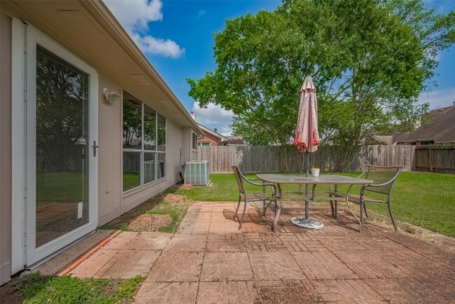 Building Photo - 3007 Cloverdale Dr