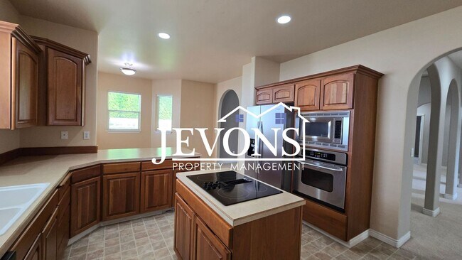 Building Photo - Open House viewings every Tuesday and Friday at 12:00 PM.