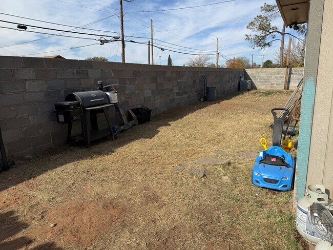 Building Photo - 401 E 43rd St