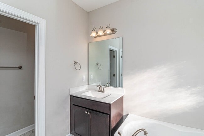 Building Photo - Immaculate 3 BR | 2 BA Ranch Home in Golds...