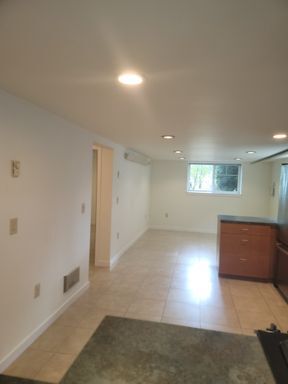 Building Photo - Spacious 2 Bedroom/ 1 bath lower unit in D...
