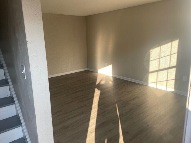 Building Photo - 2 BR 1 BA Duplex