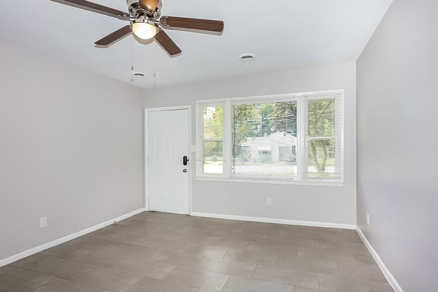 Building Photo - 2152 Bayvale Rd