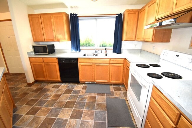 Building Photo - Spacious Home.