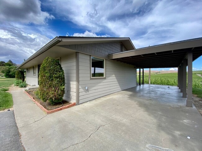 Building Photo - Charming Country Home