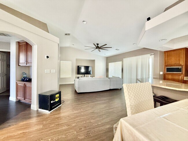 Building Photo - Charming Cul-de-Sac Home with Bonus Room & Backyard