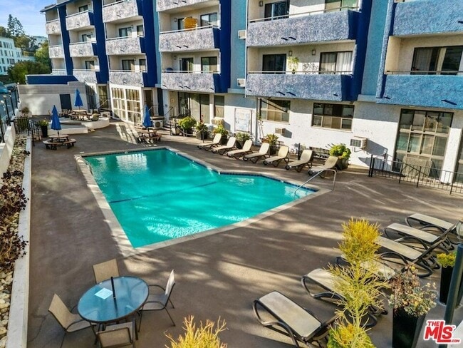 Building Photo - 10982 Roebling Ave