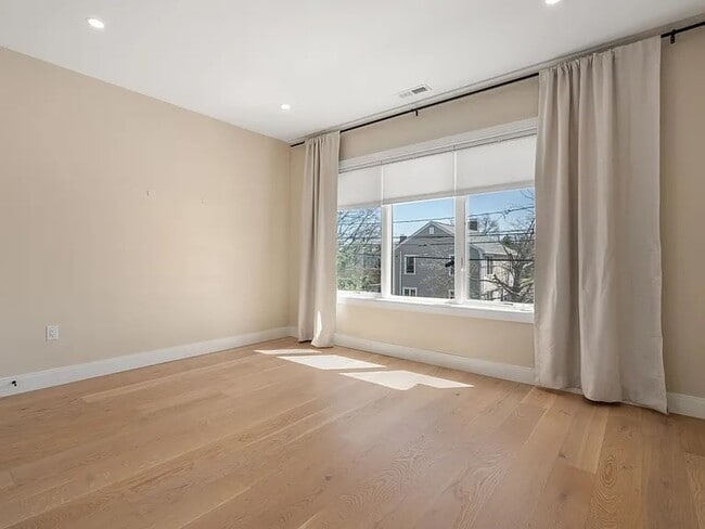 Building Photo - 114 Church St