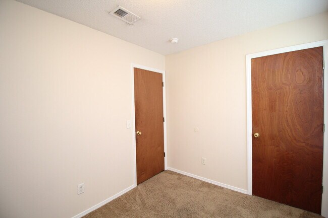 Building Photo - 3 Bedroom Home Near Blue Angel Pkwy – Spac...