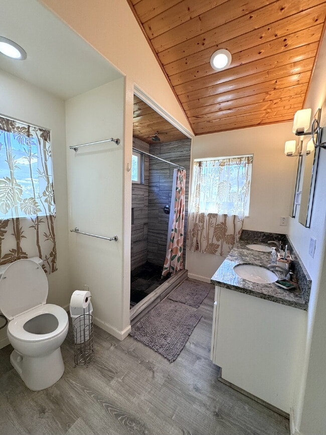 Building Photo - Available Now!  Fully Furnished 3bd/2ba ho...