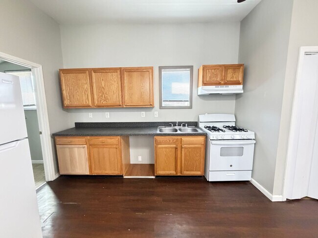 Building Photo - Beautiful Maintained 2 Bed and 1 Bath Shotgun House!