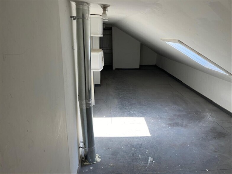 Building Photo - 8 6th St