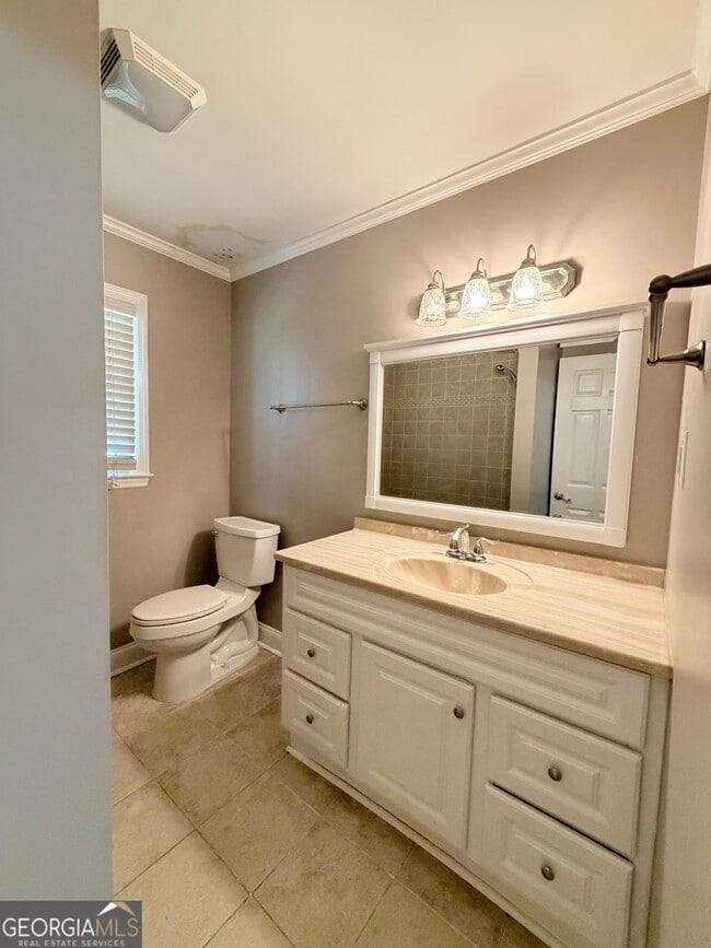 Building Photo - 560 Greencrest Dr