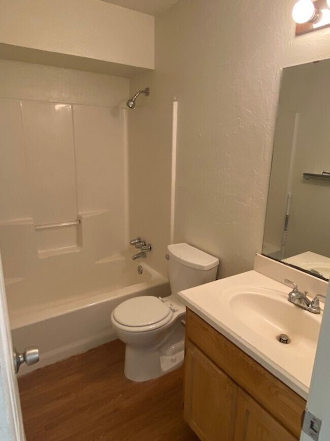 Building Photo - THREE BEDROOM TWO BATHROOM HOUSE