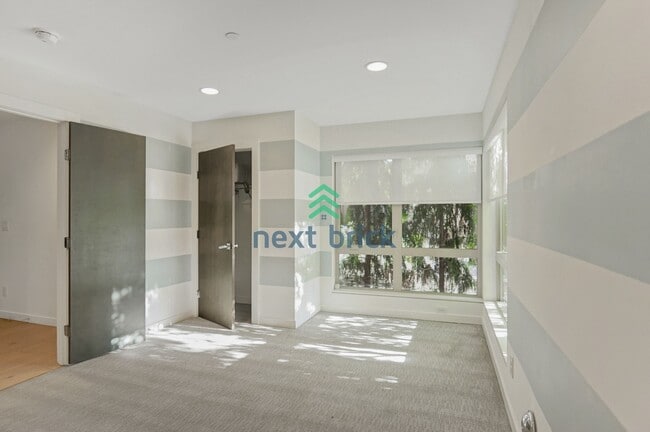 Building Photo - 3 BED & 3 BATH TOWNHOUSE FOR RENT
