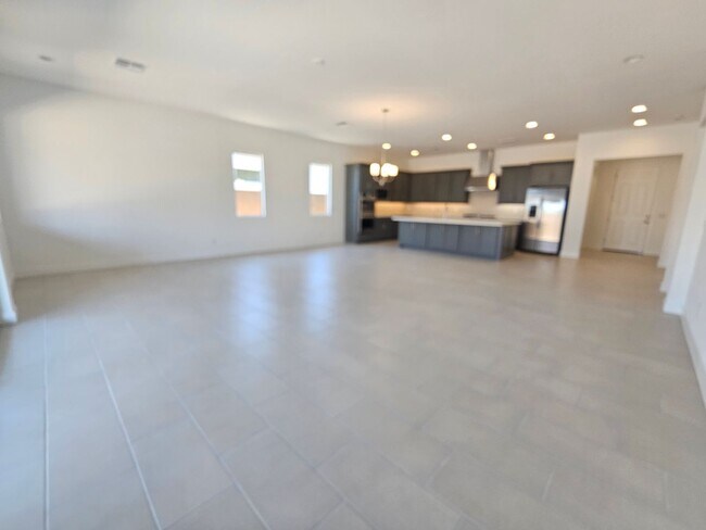 Building Photo - Beautiful and spacious