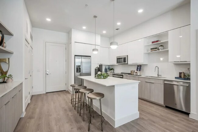 Building Photo - Your Urban Oasis Awaits