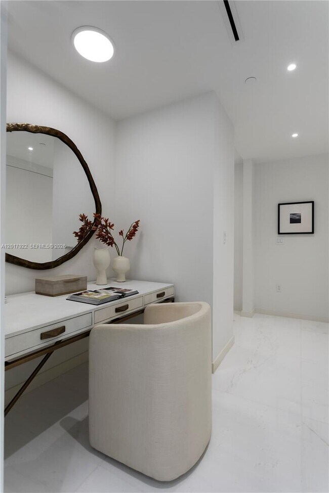 Building Photo - 300 Biscayne Blvd Way