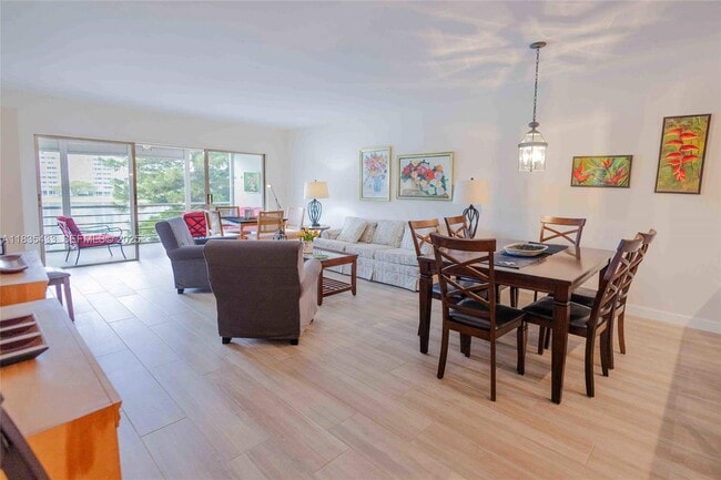 Building Photo - 2751 N Palm Aire Dr