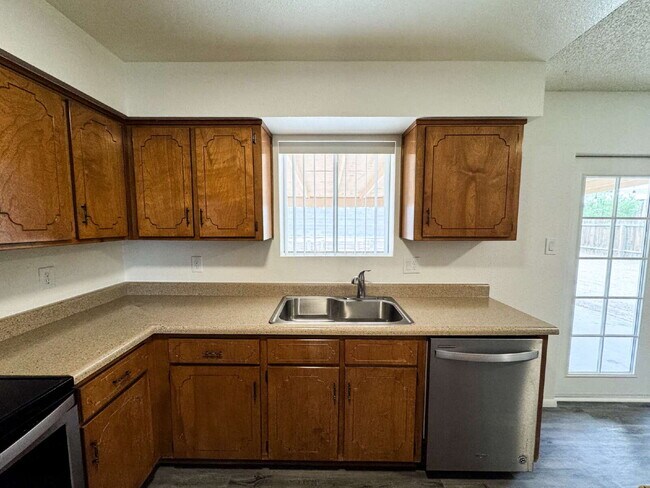 Building Photo - "Centrally located 3 bedroom, 2 bathroom H...