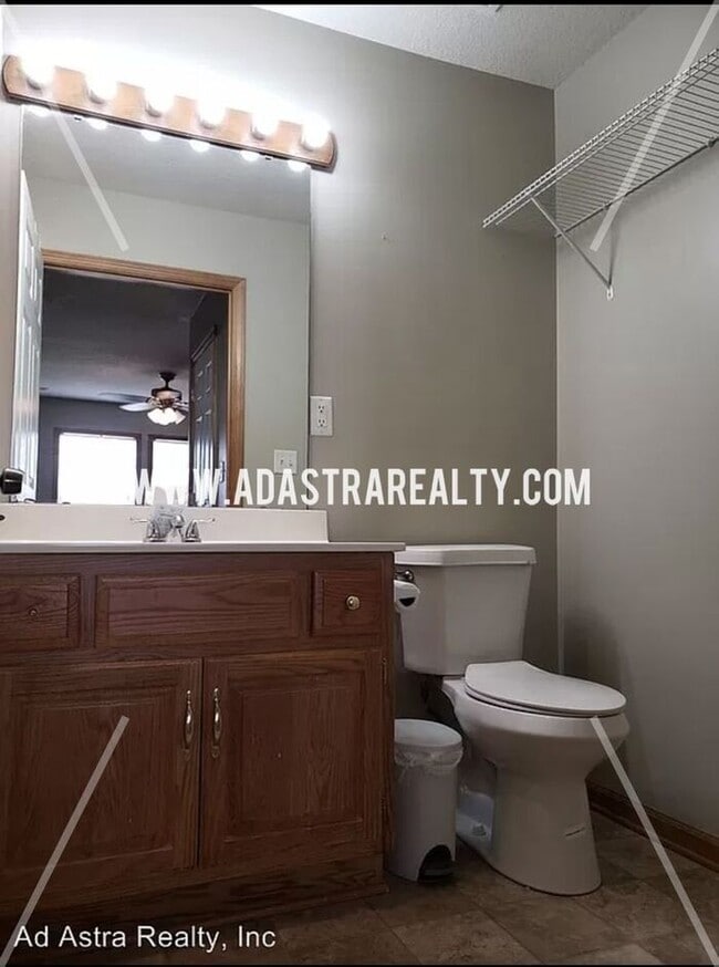 Building Photo - Spacious and Affordable Duplex in Peculiar-Available in JUNE!!