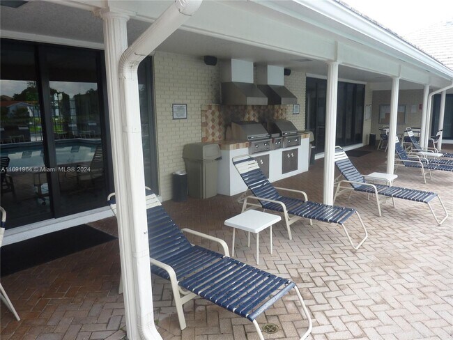 Building Photo - 130 Cypress Club Dr