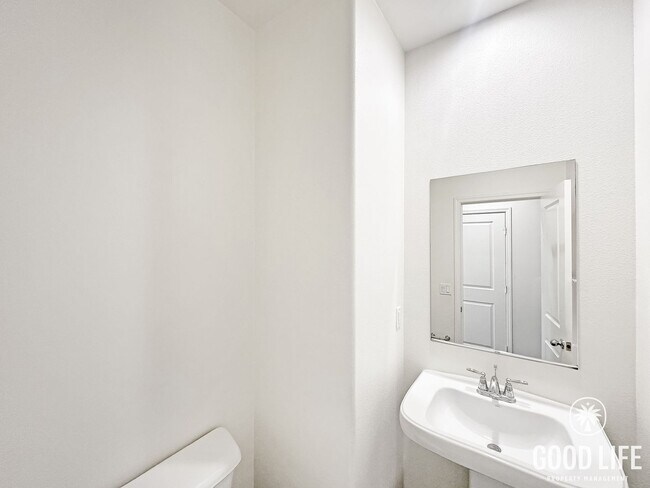 Building Photo - Beautiful 3B/2.5BA Townhouse in Imperial Beach with Loft, Private Patio & 2-Car Garage