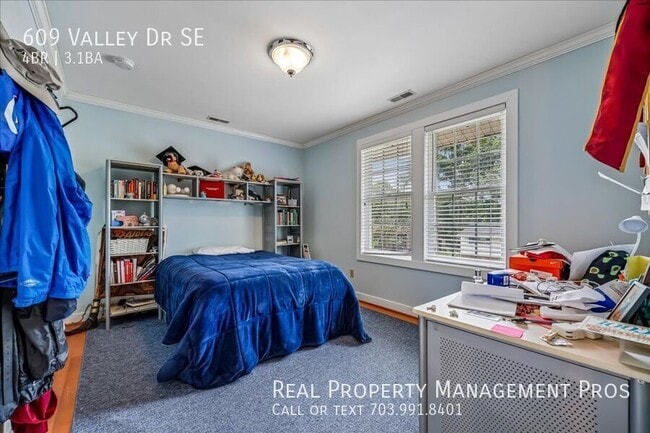 Building Photo - 609 Valley Dr SE
