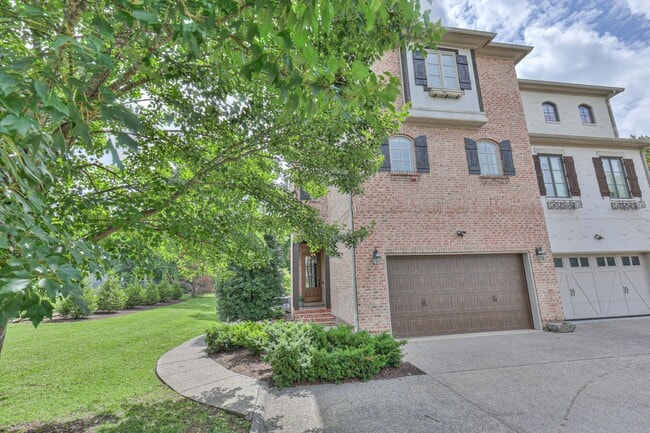 Building Photo - Stunning Executive Townhome in the Heart of Green Hills