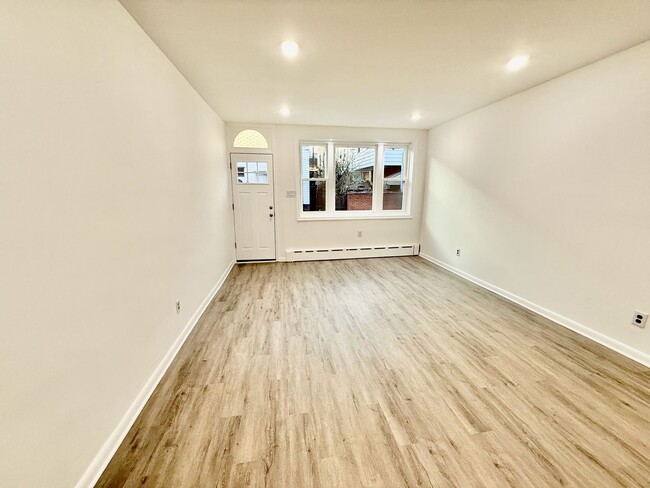 Building Photo - Clean & MODERN just RENOVATED SPACIOUS 2 B...