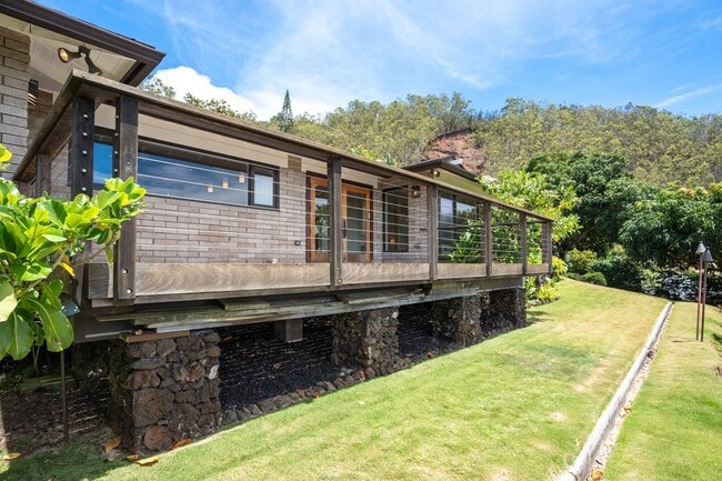 Building Photo - Beautiful Custom Built Home in Wailuku Heights, 2 Bed/3 Bath with Flex Room, Magnificent Ocean/Mo...