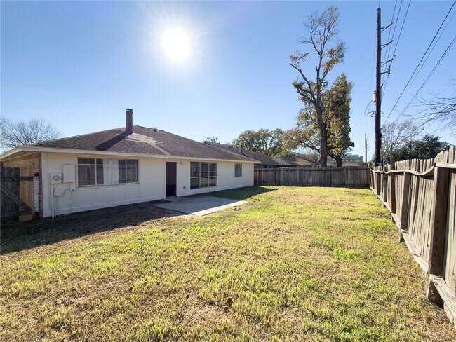 Building Photo - 13610 Piney Oaks Dr