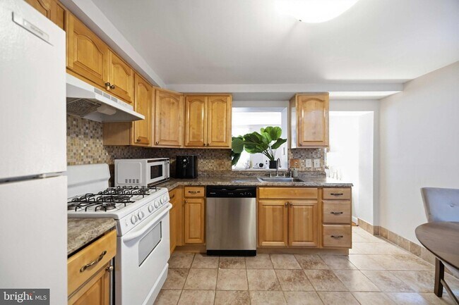 Building Photo - 725 Pemberton Street Unit 10