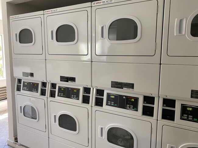 Building Photo - Perectly Located, Spacious, 2bed/ 2bath, E...