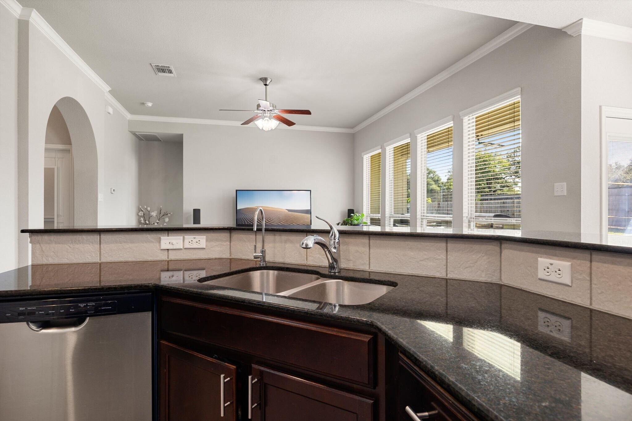 Building Photo - 5804 Blackstone Dr