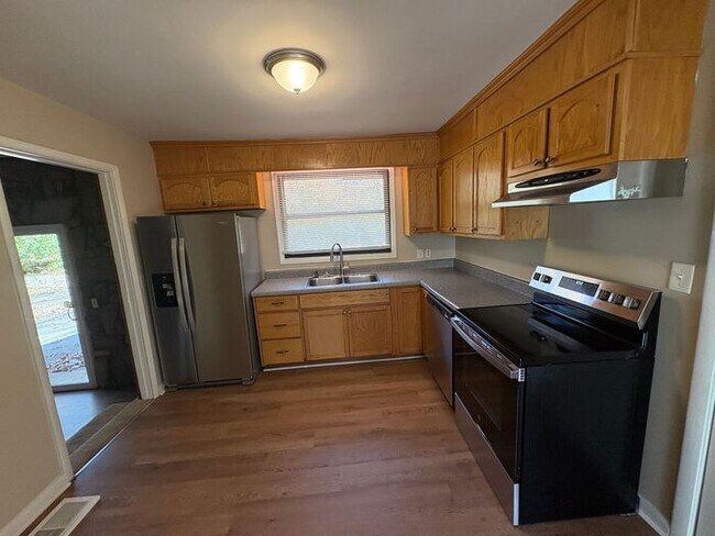 Building Photo - Donelson 3 Bedroom, 1 Bath House