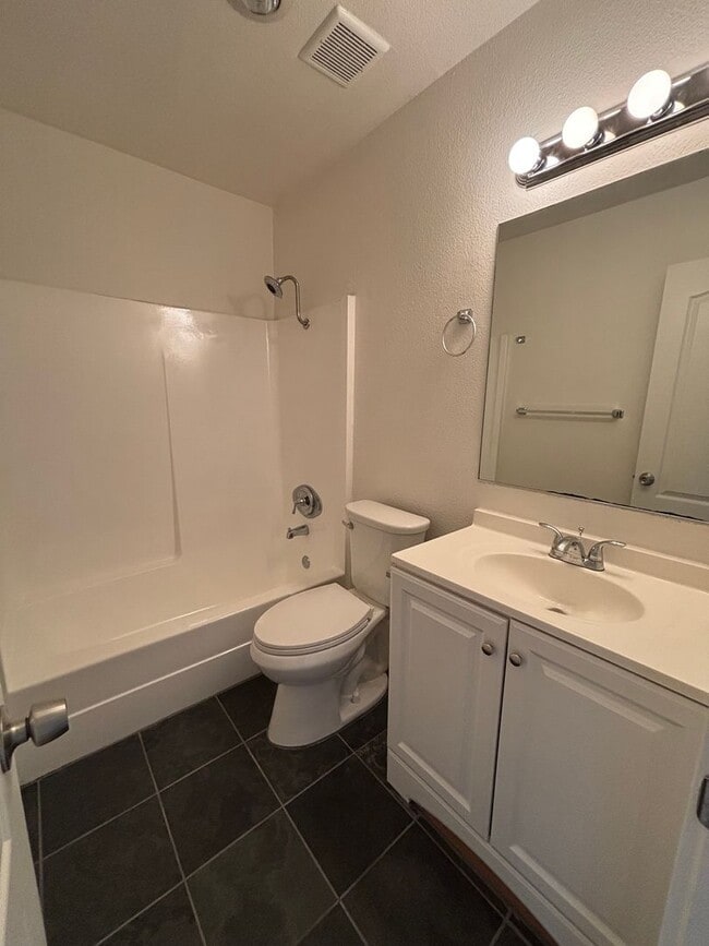 Building Photo - Spacious 2 Bedroom, 1.5 Bath Two-Story Townhome in Clairemont