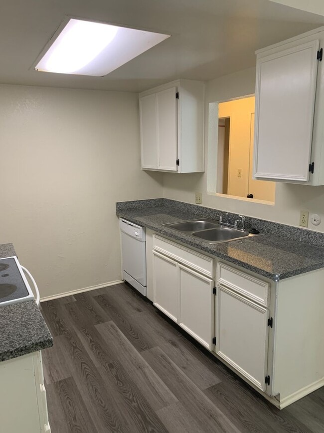 Building Photo - 2 WEEKS FREE RENT - Spacious duplex