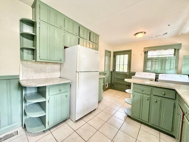 Building Photo - 2076 Azalea Cir