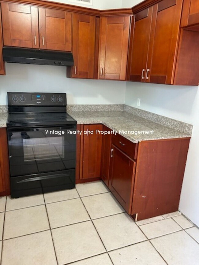 Building Photo - This Updated 2 Bedroom Duplex Is Ready to ...