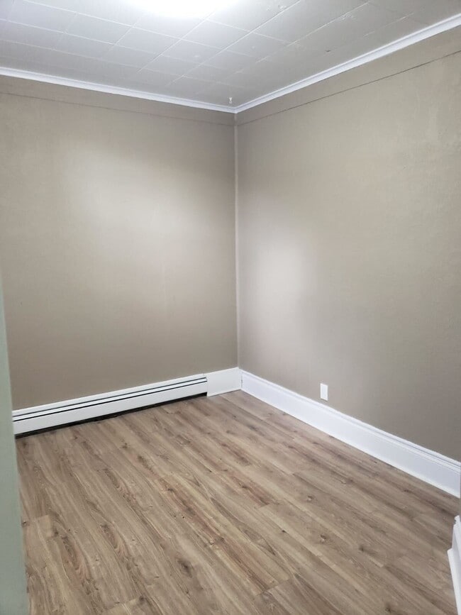 Building Photo - 1012 7th St E