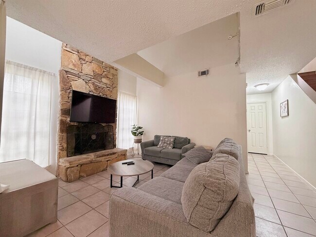 Building Photo - 200 Martingale