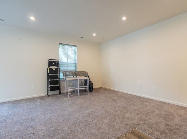 Building Photo - Stunning 3 BR/2 Full BA & 2 Half BA Townho...