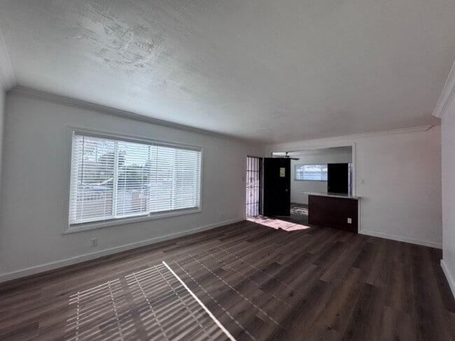 Building Photo - Charming 3-Bedroom Home with 2-Car Garage & Driveway Parking in North Long Beach