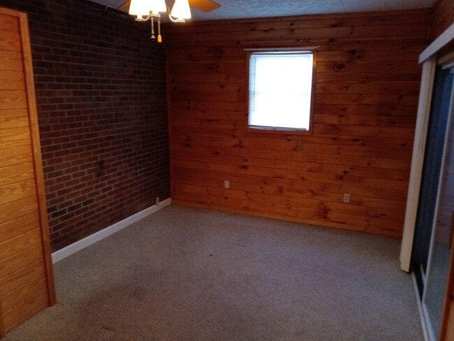 Building Photo - 4 Bedroom / 2.5 Bath Home Johnson City, TN...